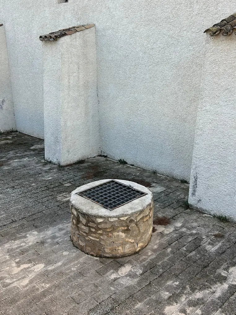 Pozo construido sobre la sima donde se encontró el Cristo de la Antigua