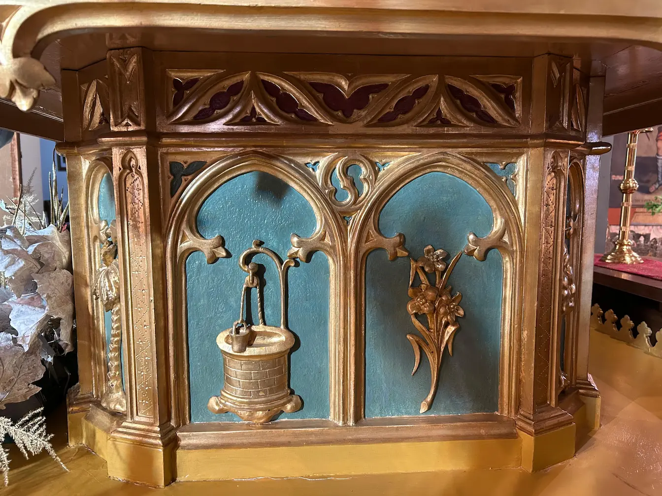 Simbolos 'El pozo de aguas vivas' y 'Lirios' en el trono