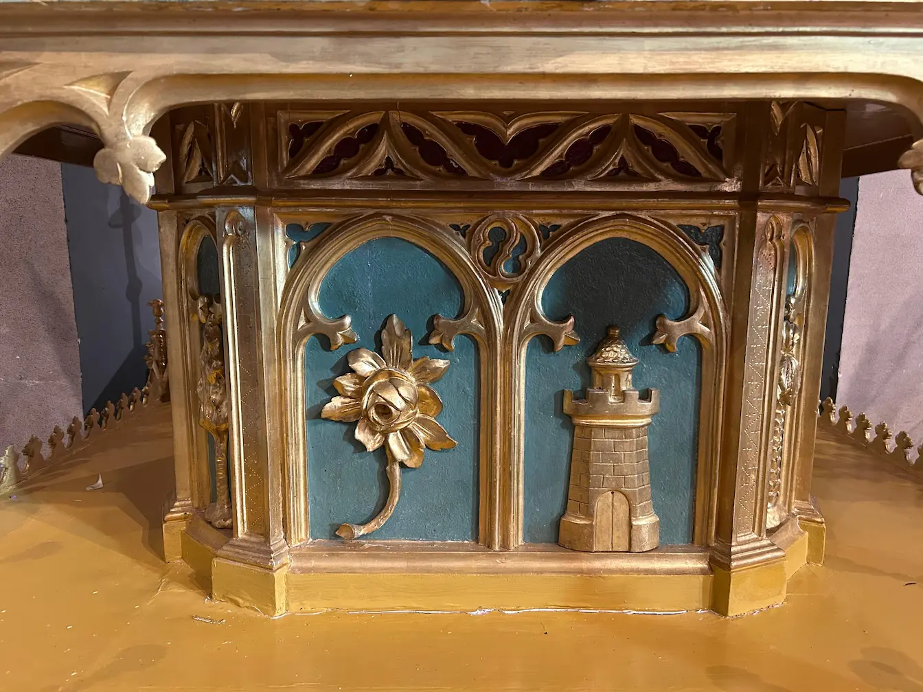 Simbolos 'La rosa' y 'La torre' en el trono