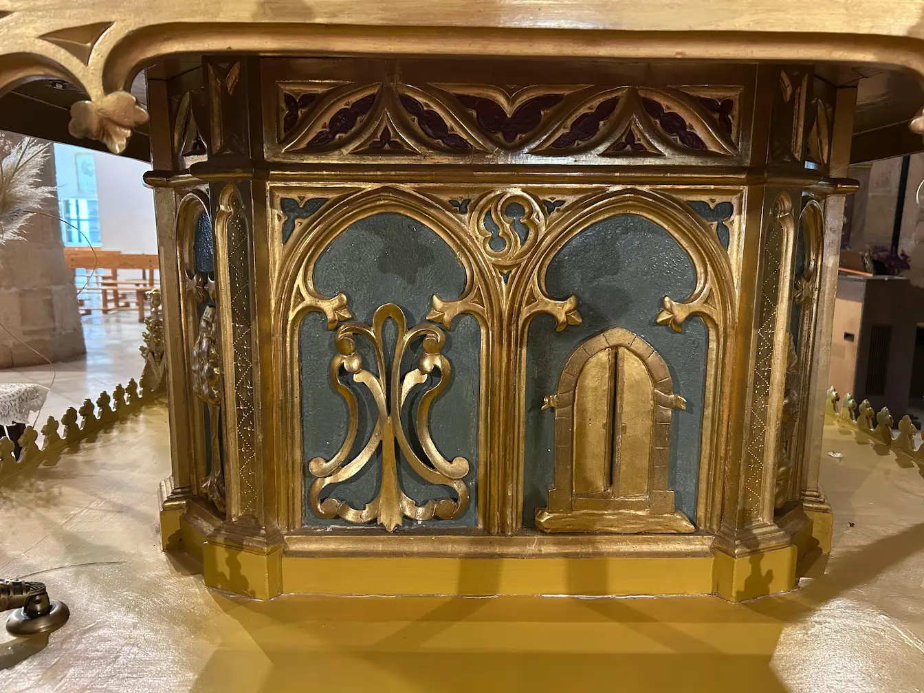 Simbolos 'Anagrama' y 'La puerta cerrada' en el trono