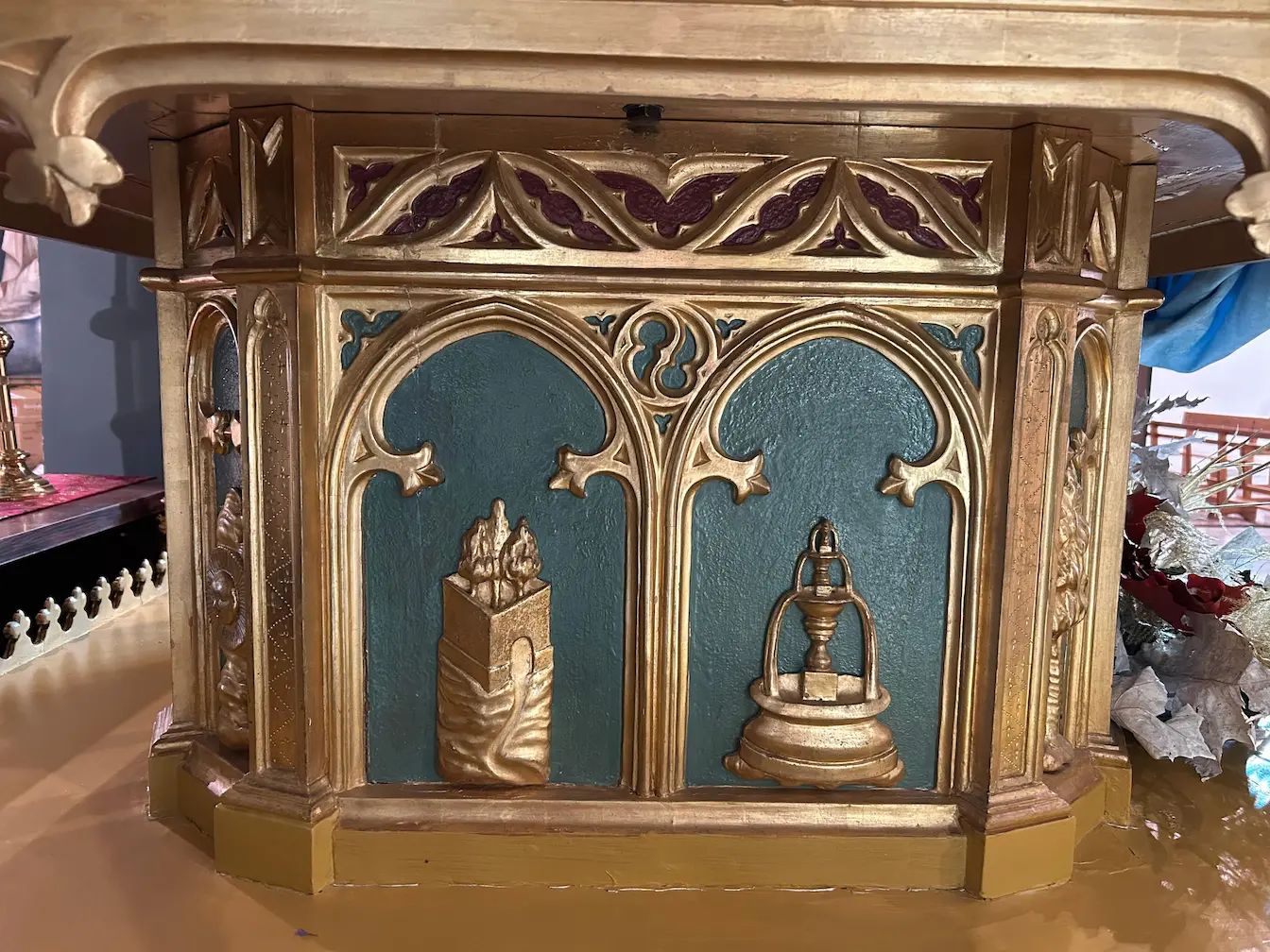 Simbolos 'Huerto cerrado' y 'Fuente' en el trono