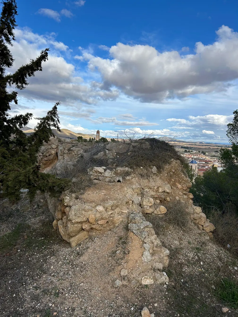 Restos del antiguo reloj de la Villa